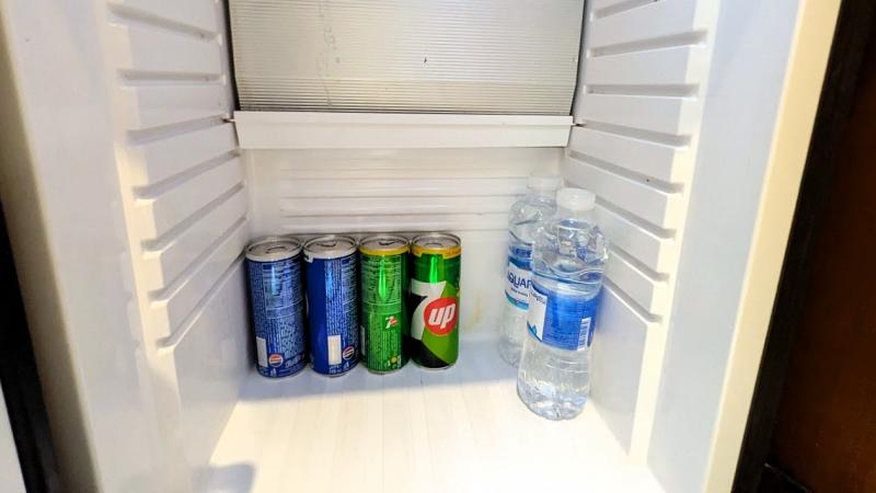 ミニバーのソフトドリンクは無料でした