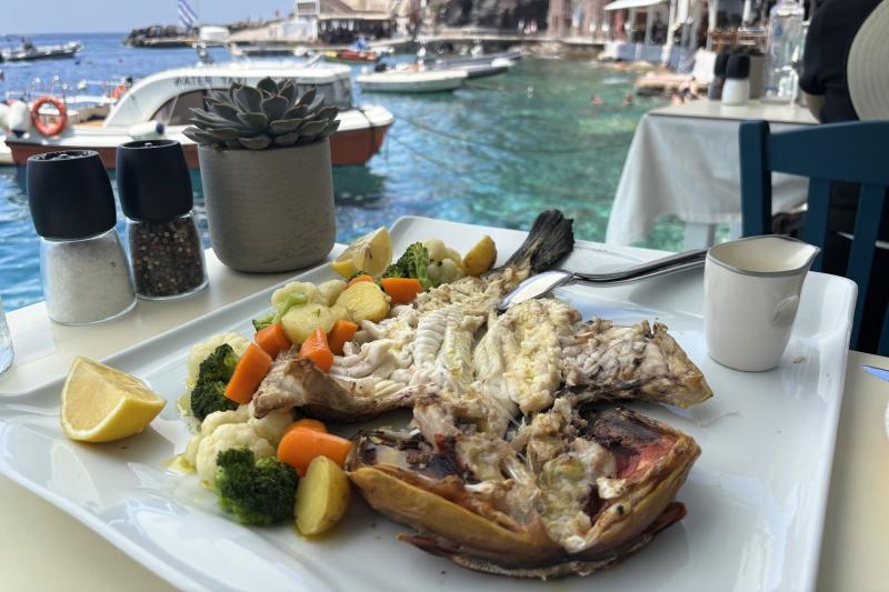 サンセット アムーディ タベルナでのランチ。海鮮料理が美味しく、タコのグリルが特に絶品でした