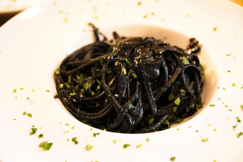こちらはベネチアで食べた「Cà D'oro alla Vedova」のイカスミパスタ