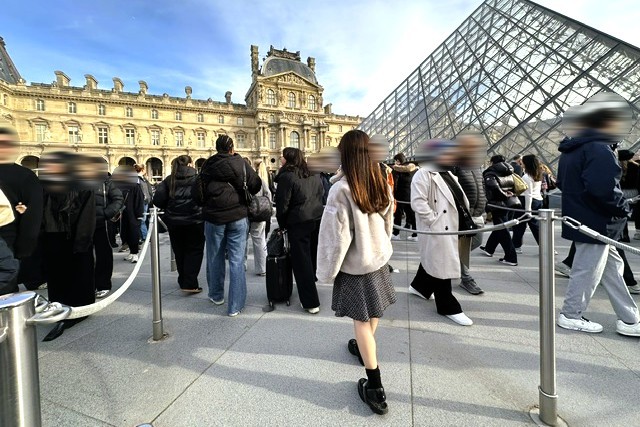 ルーブル美術館への入口！ 事前にチケットを予約していました