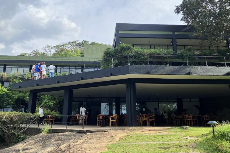 プール側からのホテル外観