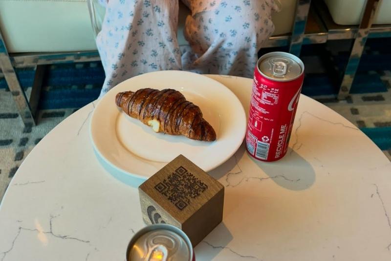 ラウンジでいただいたチョコクロワッサン&コーラ
