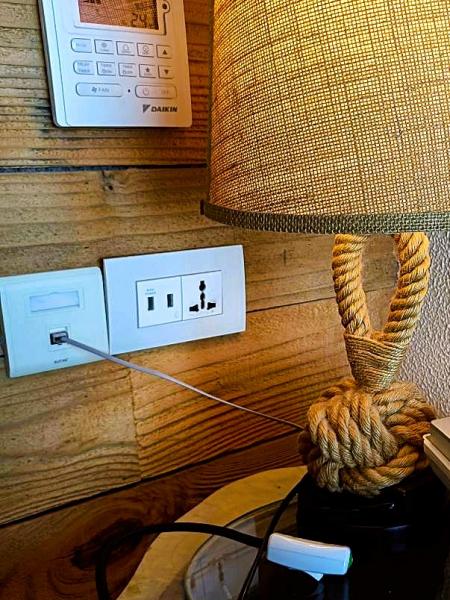 ユニバーサルタイプの電源コンセント。日本のAタイプも差し込めます