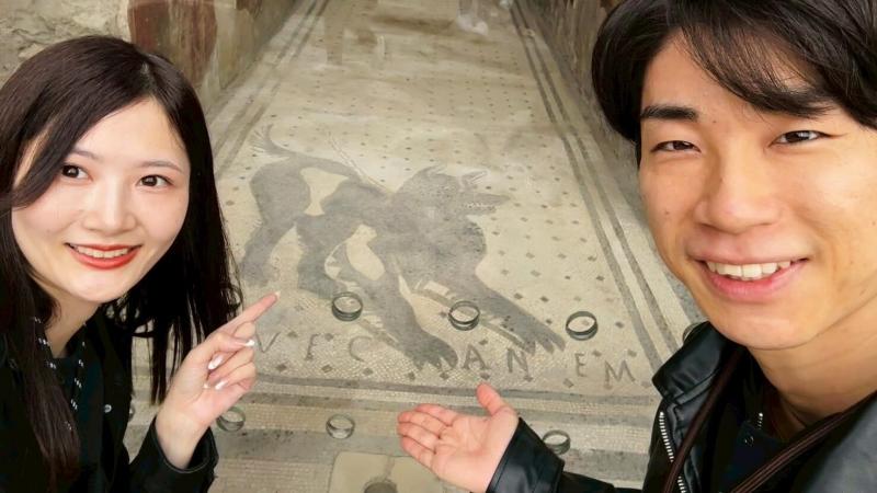 ポンペイ遺跡の「悲劇詩人の家」の前で。犬の床絵と一緒に！