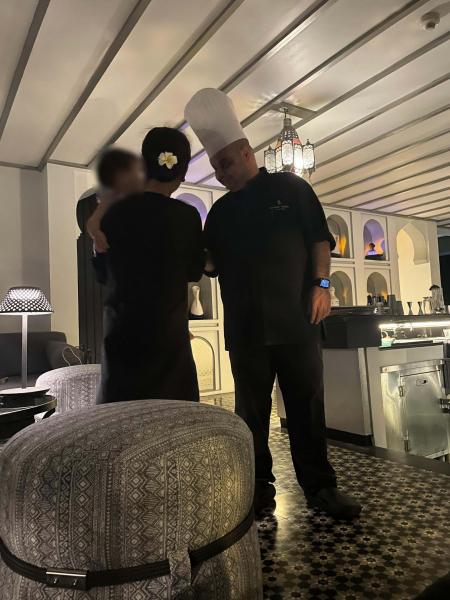 大人のディナー中、スタッフさんとシェフとお話