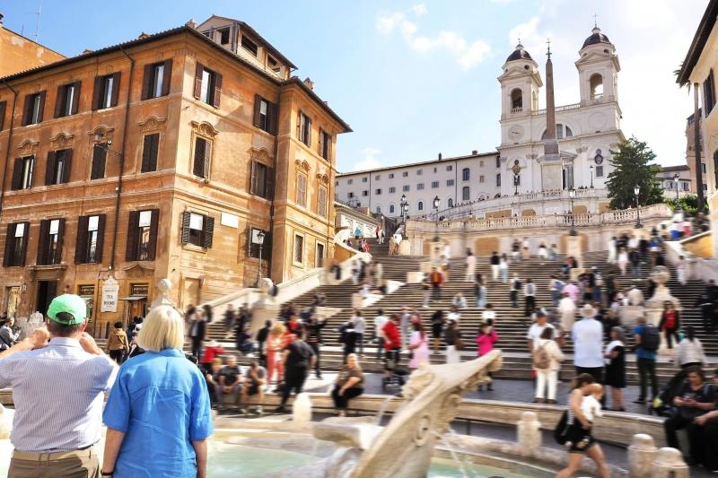 スペイン広場は観光客の密度が高く、最も写真を撮るのが困難だと感じた場所でした