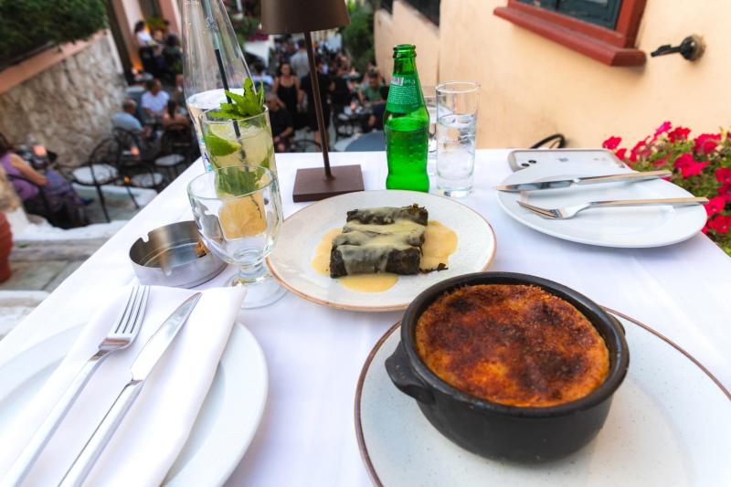 こちらはギリシャ・アテネでの夕食です。アテネの視察ブログを見て、「ドルマデス（ブドウの葉包み）」と「ムサカ（伝統的な野菜料理）」を食べました。美味しかったです！