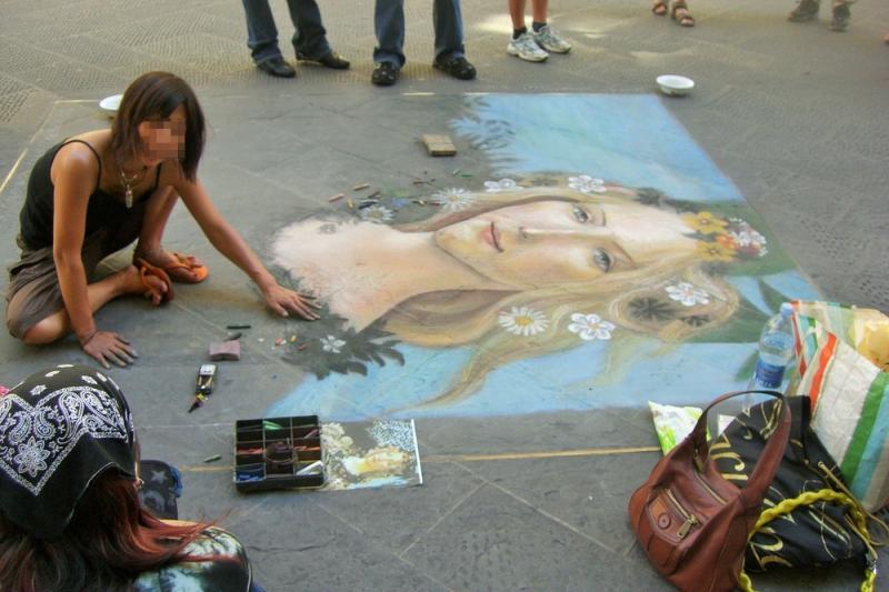 芸術の街の名の通り、道路に絵画を描いている方がいたり
