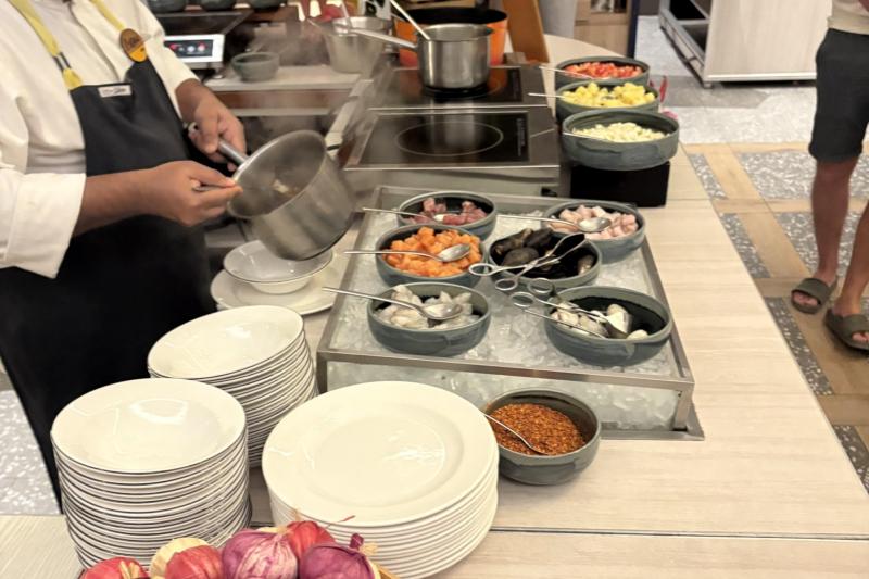 目の前で卵料理を作ってくれます