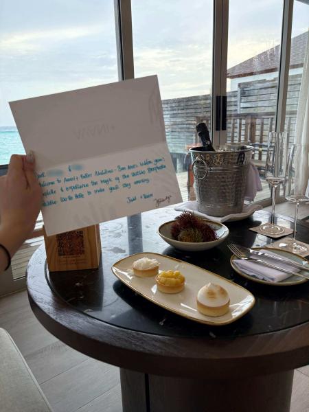 ウェルカムメッセージ付きで、ハネムーン特典のシャンパンとタルトケーキ♪