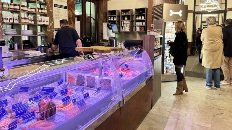 カウンターで好みの肉を選び調理法を伝えるスタイル