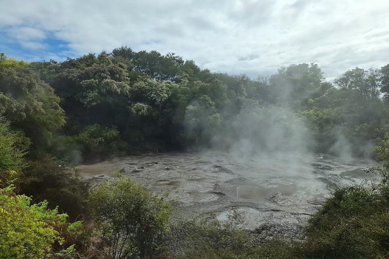 熱泉。泥の中から湧き出る温泉