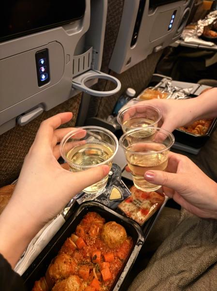 行きの機内です