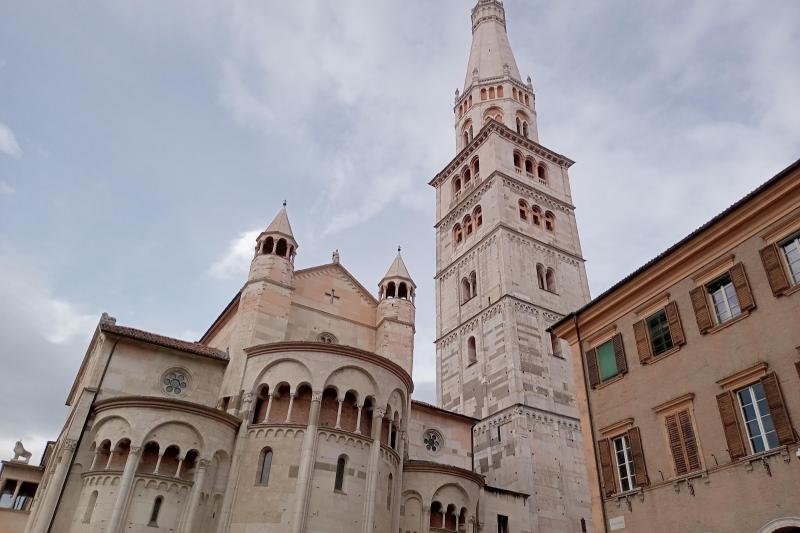 モデナ大聖堂に隣接する鐘楼、市民の塔