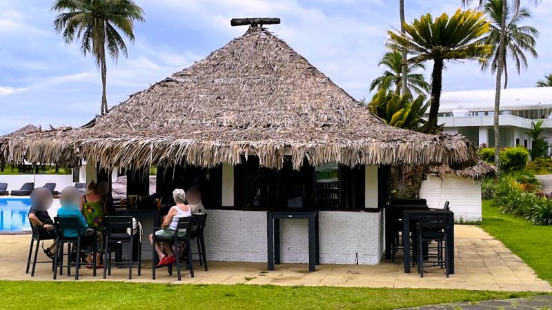 こちらは、プールバーです。その付近では、曜日に応じてカバ（フィジーの伝統的なリラックス効果のある飲物）体験や、ファイヤーショー、メケショー（フィジーの伝統舞踊）も行われます。