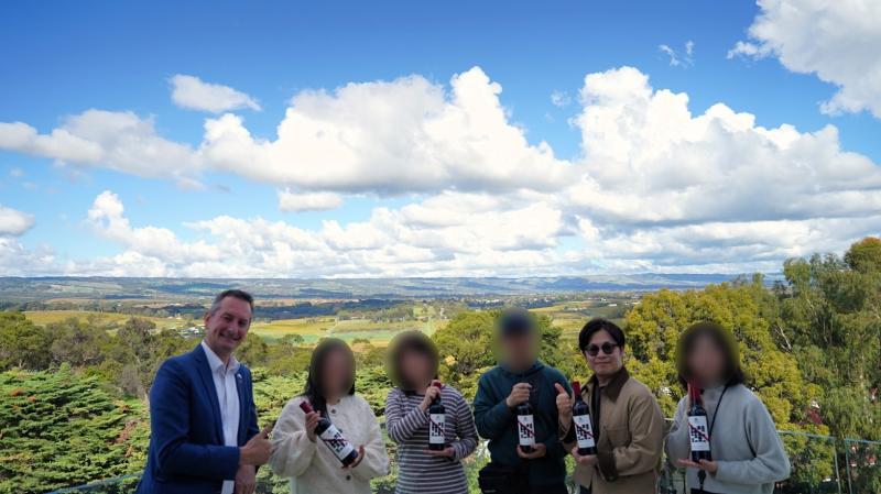 マクラーレン ヴェイルのブドウ畑を一望する最高のロケーションで、自分だけの「マイ ワイン」を片手に記念撮影！