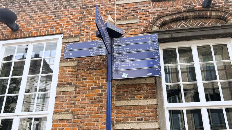 聖ヤン大聖堂（Sint-Janskathedraal）の表記に従って歩きます