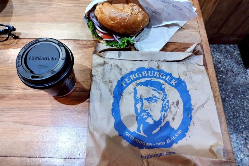 こちらがお目当てのファーグバーガーです。実際に食べてみて、なんと美味しいのでしょう！ お肉のうまみが本当においしい！ ソースもホントに美味しい！ 値段を見た時は少し高いなーと思いましたが、何の何の!!! 食べた後にはもっと高くても食べたいと思うくらい価値がありました。大満足です。