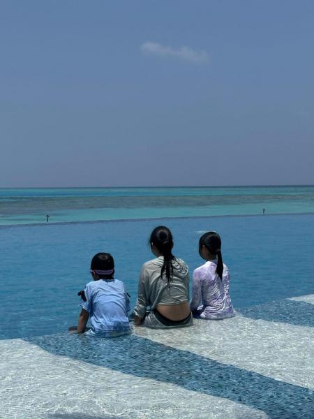 ホテルのプール、その向こうは海