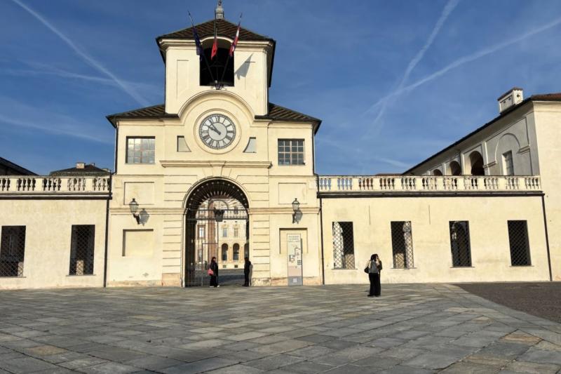 宮殿入口はしっかりとした頑強な造り