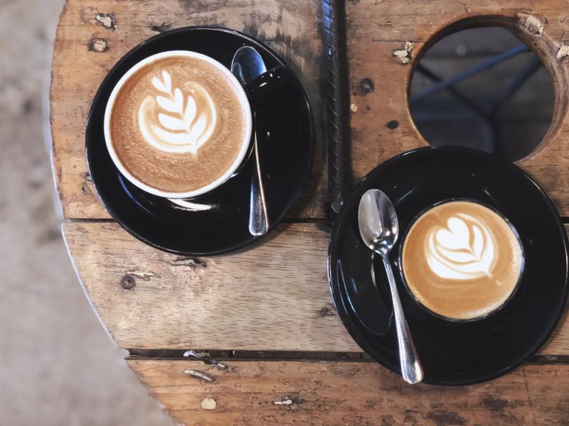 【コーヒー巡り】コーヒーの文化が根付いており、世界的に有名なバリスタも多くいます。オーストラリアならではのコーヒー「フラットホワイト」やターメリックなどを使ったユニークなコーヒーをご堪能ください。