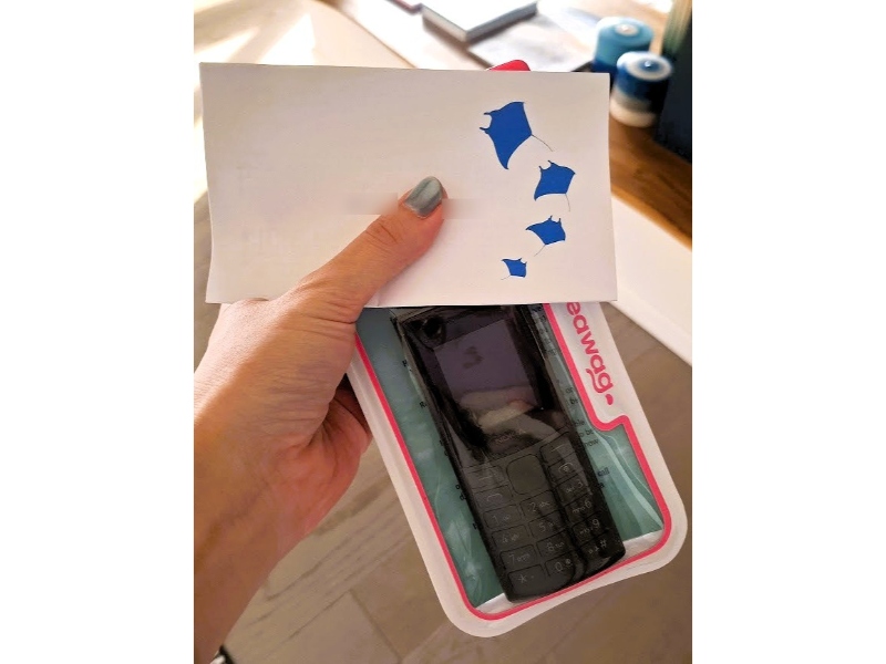 午前9時から午後5時までの間にマンタが出現すると、写真にある電話機に連絡が入り出動します。専門のダイビングガイド、またはシュノーケリングガイドが、マンタの発見情報をもとに随時対応します。マンタは自然生物のため、100％の遭遇は保証されませんが、いつ電話が鳴るか、ワクワクしながら待つことができます。今回は、残念ながら出動はありませんでした。