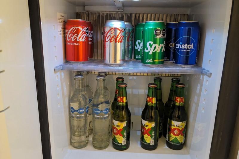 ミニバー内のドリンクも充実。炭酸飲料、ビールがありました