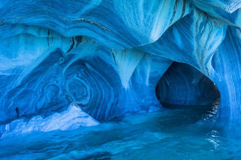 【行ってみたい絶景スポットは？】マーブルカテドラル（チリ）チリとアルゼンチンの間にあるパタゴニアにある世界でも有数の美しい洞窟です。非常に行きにくいですが、青く光り輝く洞窟内は非常に幻想的ということです。もちろんパタゴニアなので氷河なども併せて見に行くことができる場所です。チリはアタカマ砂漠も含め大自然が広がる国なので自然が好きな方には非常におすすめの国のひとつです。