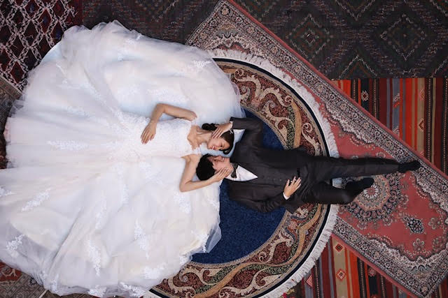 カッパドキアでウェディングフォト（トルコならではのスルタンカーペットでの撮影)）
