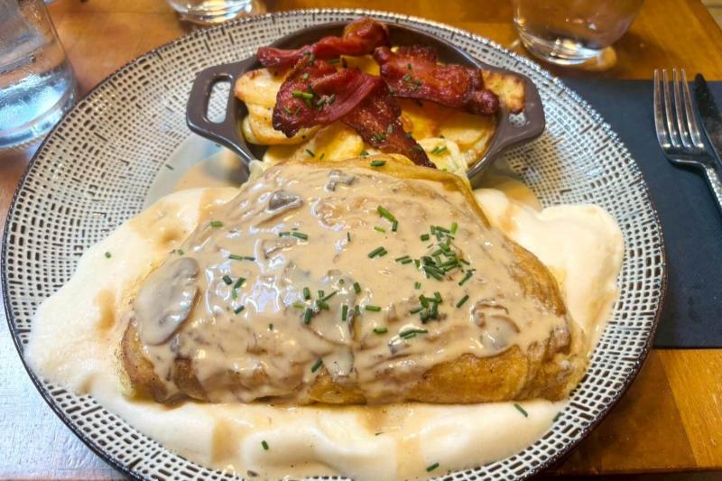 モンサンミシェル名物のオムレツ！ 入り口からほど近い「Restaurant La Confiance」というお店で食べました！