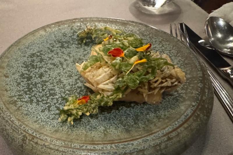 6. 揚げ物白身魚と青菜とハーブを揚げた、サクサク食感の一品です！