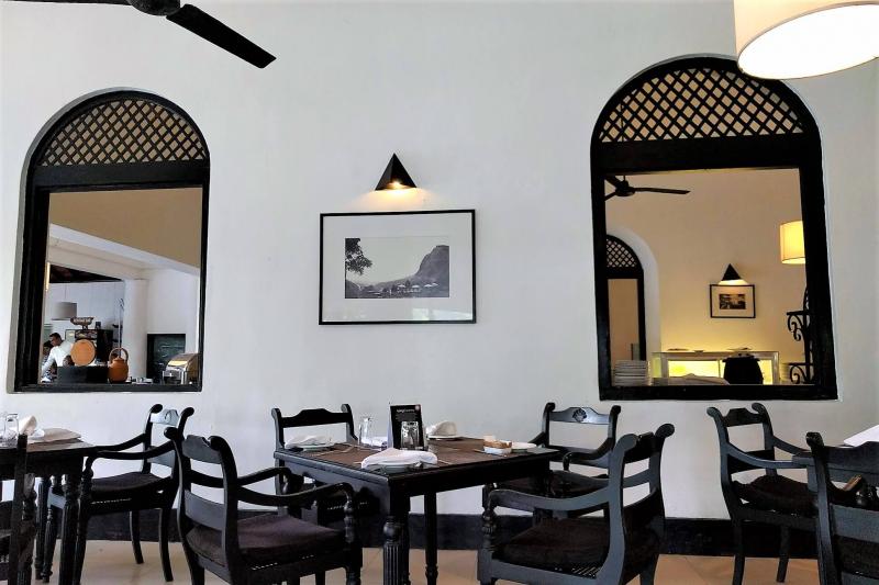 スリランカは植民地の時代が長いので、このようにレストランの内装も西洋の雰囲気が残ります