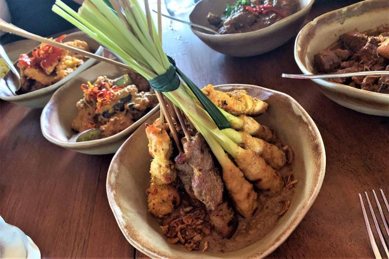 インドネシア定番料理、串焼きのサテ