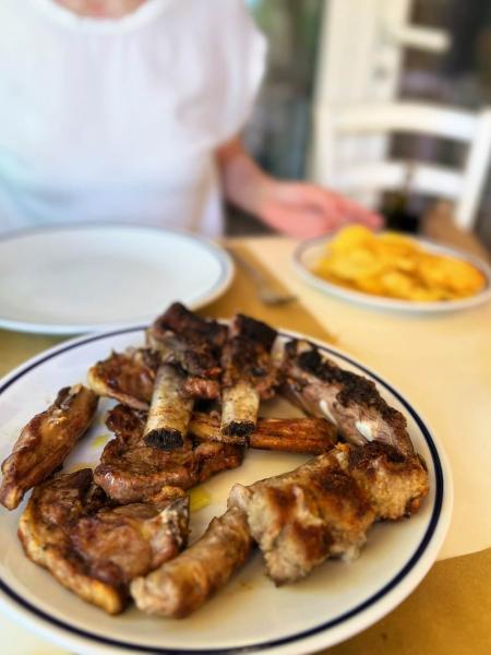 炭火焼はネブロディ豚の他にサルシッチャやラムなど、盛り合わせで！