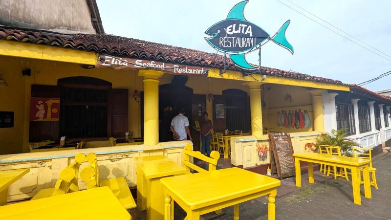 クッキングクラスはこちらのお店の奥のオープンエアーのキッチンにて