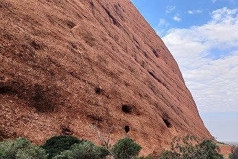 そびえ立つ岩肌に驚嘆すること間違いなし！