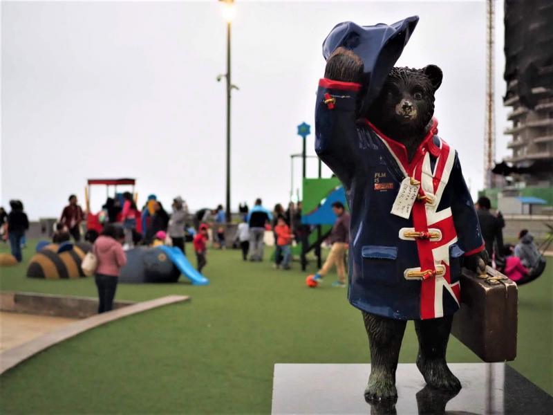 イギリス作家の児童文学作品『くまのパディントン』で登場してくるクマのキャラクターは、実は“暗黒の地ペルー”出身という物語の設定であることを皆様ご存じでしたか？ 新市街ミラフローレス地区海岸沿いの公園にはパディントン像があります。