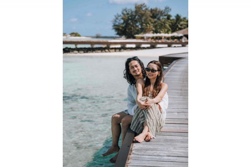 リゾートの桟橋で2ショット