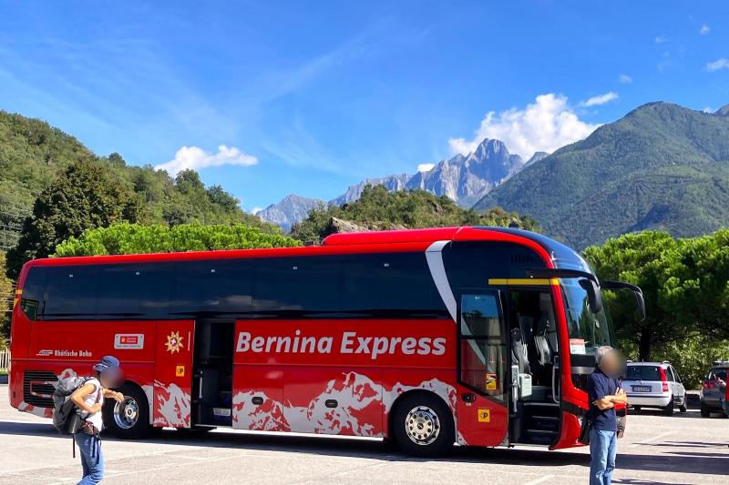 真っ赤な車体が青空に映える、ベルニナ エクスプレス バス