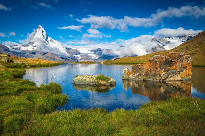 5. シュテリー湖湖面に映るマッターホルンの美しい姿が魅力。静かな山岳風景の中で、ゆっくりと過ごしたい方におすすめです。