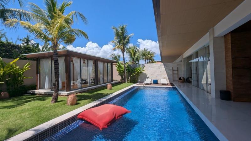 プール左手に見えるのはスパルーム