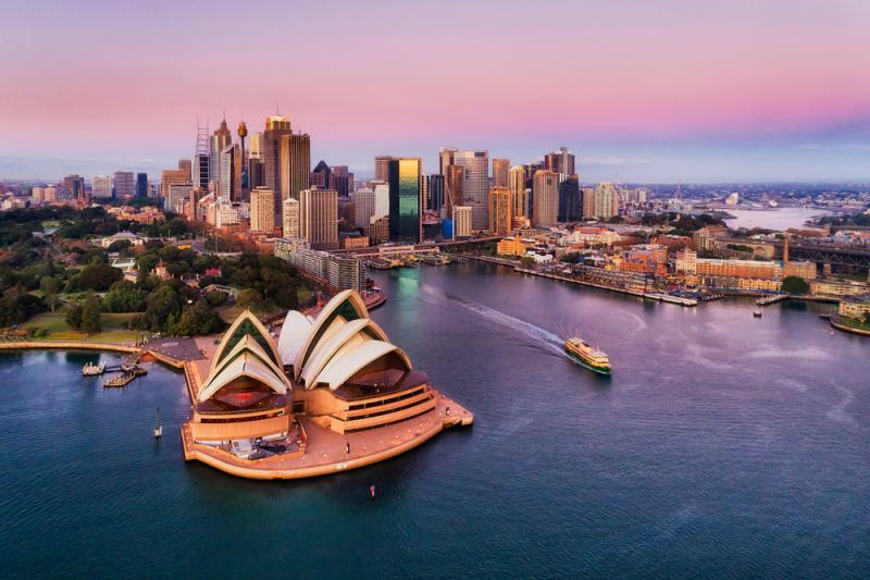 【オペラハウス】シドニーを象徴する建造物オペラハウス。ヨットを彷彿させる様はとても印象的で、その姿を見に世界中から観光客が訪れます。その「創造的」や「独創性」から20世紀を代表する建物として、世界遺産に登録されました。