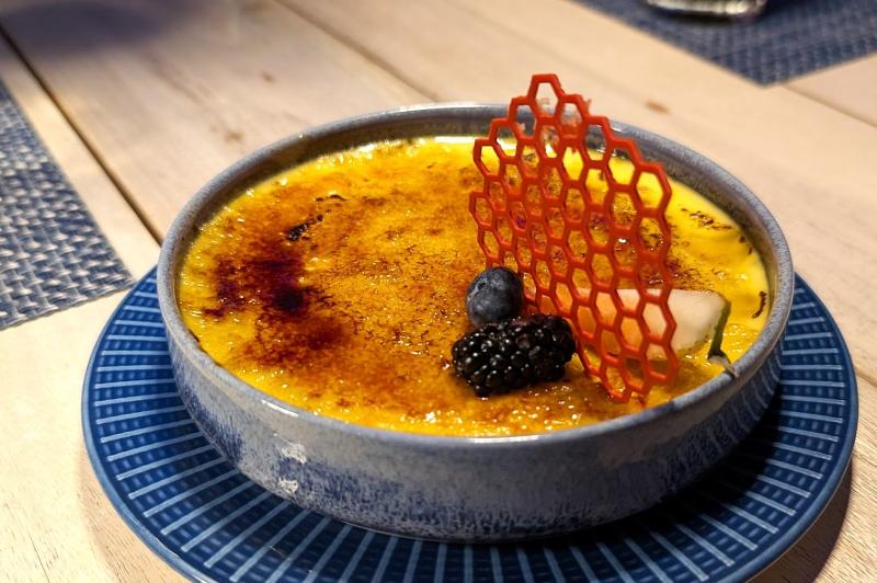 こちらがクレームブリュレです。みんなでシェアするのがよいくらい、1つが大きかったのですが、確かに！おいしい！ 海外の甘々のデザートが多い中、日本人にも親しみの感じられるクレームブリュレでした！