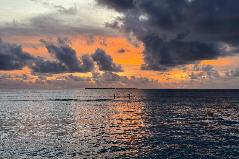 オーバーウォーターバーからの夕焼けと海の上のハンモック