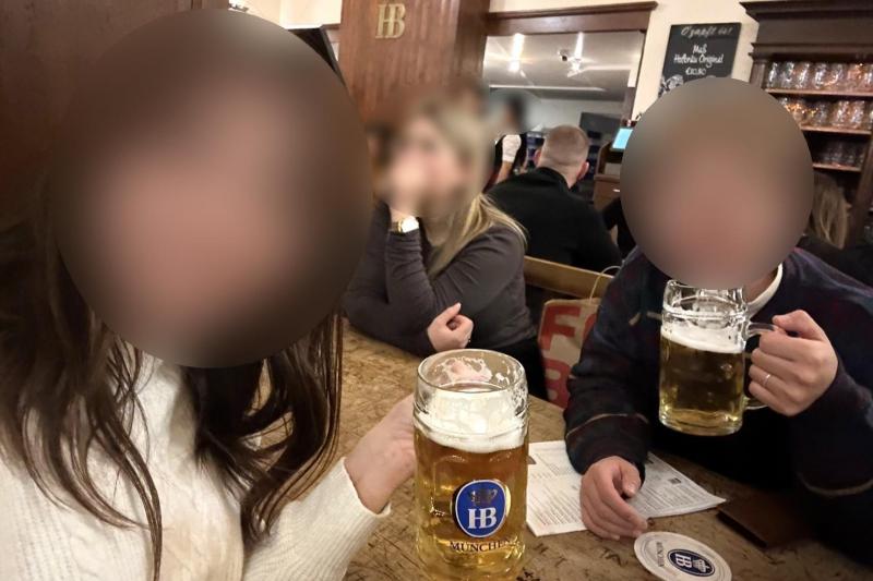 ミュンヘンのホフブロイハウスは相席で知らない人と一緒のテーブルでビールを楽しみます
