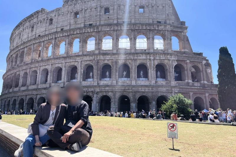 コロッセオ前。観光客の方に撮ってもらった一枚。写真を撮っていると、「撮ってください」「撮りましょうか」と声をかけてもらえることが多く、人との小さな触れ合いに旅の魅力を感じました