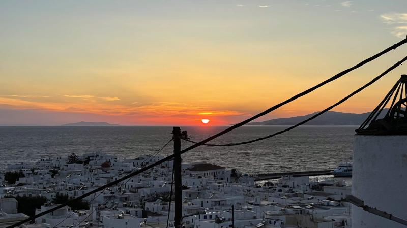 ミコノス島の滞在先からの夕日