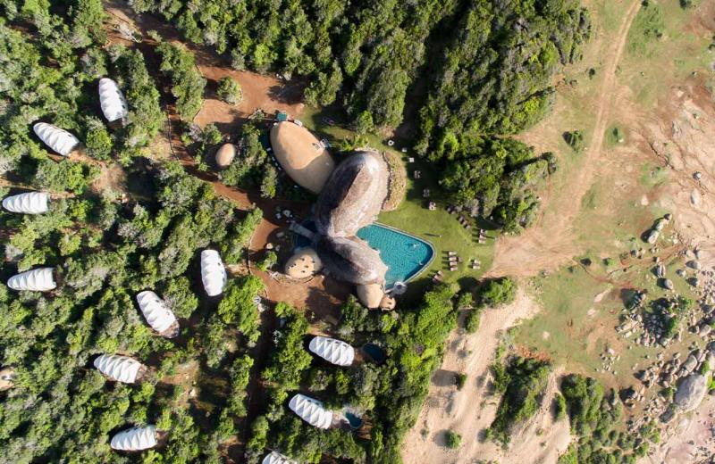 ワイルド コースト テンティッド ロッジ（スリランカ）サファリが楽しめるヤーラ国立公園に隣接する5つ星ホテル。インド洋を見渡すジャングルの中に自然と一体化した、28の繭（コクーン）の形のテント型スイートがユニークです。室内はチーク材のフローリング、コロニアルスタイルの装飾になっており、現代的デザインと上手く調和しています。《❼》