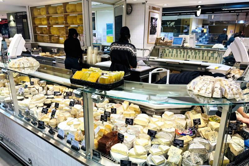 パリのチーズ専門店（フランス）