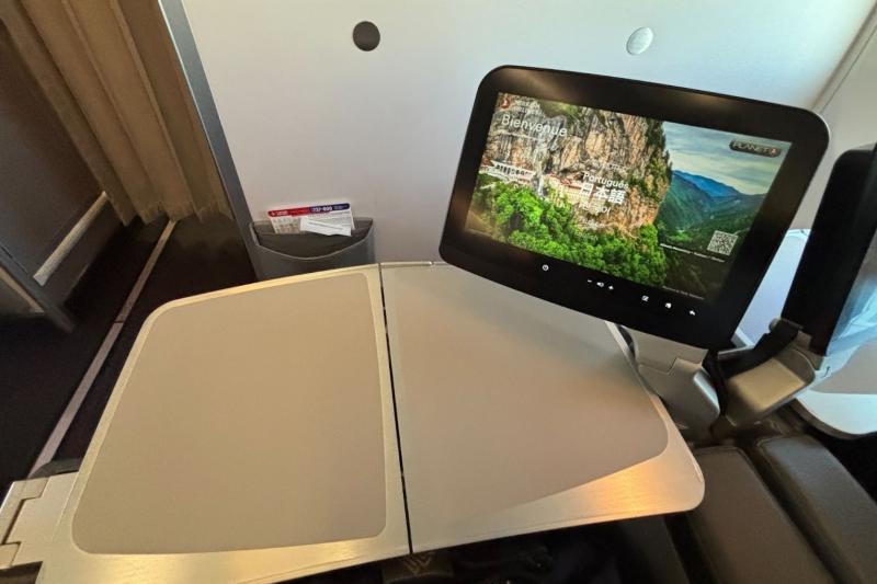 ビジネスクラスだけありテーブルも広々